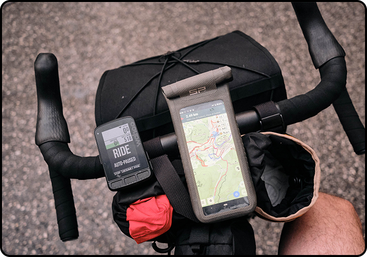 GPS gravel et un téléphone avec une application GPS