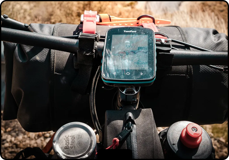 GPS TwoNav installé sur un gravel lors d'une sortie bikepacking