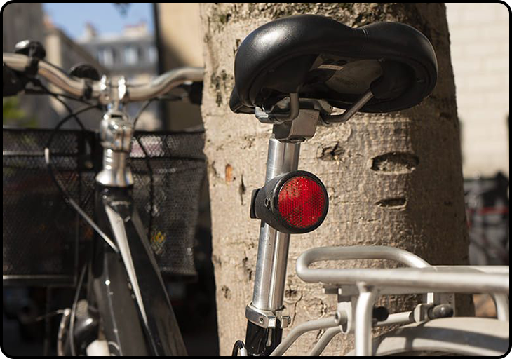 Le Bike Tracker d'Invoxia se veut discret en se cachant dans un réflecteur arrière