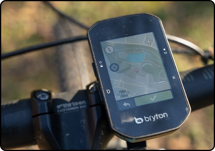 L'écran du Bryton Rider S500 offre une excellente lisibilité même en plein soleil 