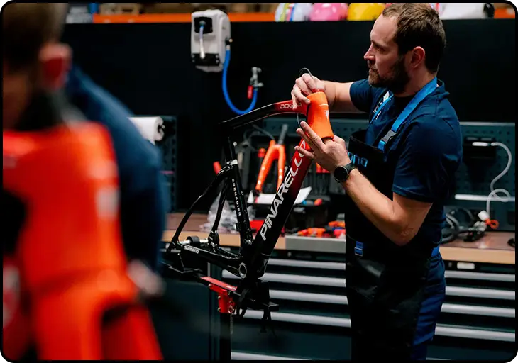 Utilisation d'un pied d'atelier vélo au sein de l'équipe professionnel INEOS