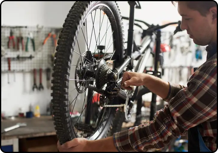 Vélociste réparant un vélo avec un pied d'atelier pour vélo