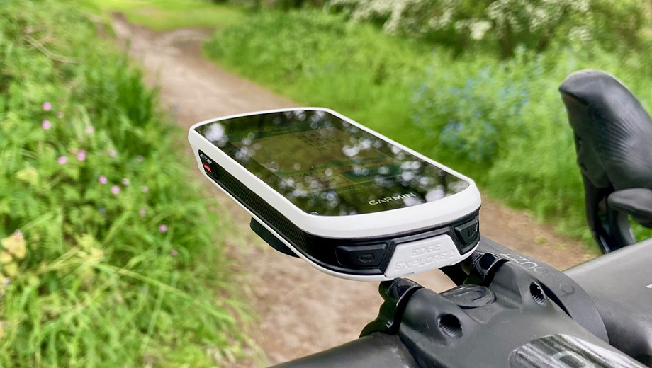 GPS Garmin Edge Explore 2 lors d'une balade à vélo en forêt