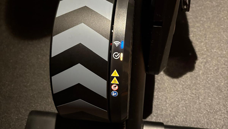 LED signalant que le Kickr Core 2 est en recherche de signal Wi-Fi