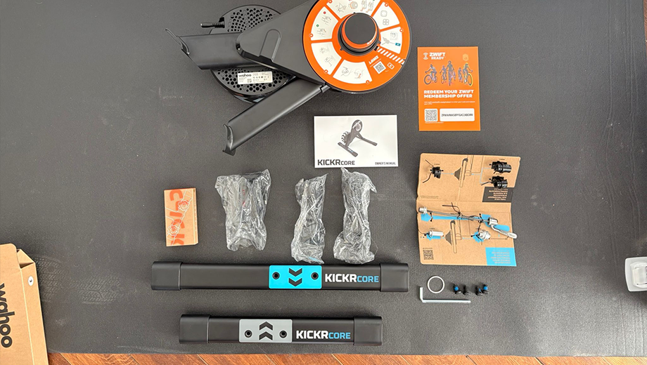Contenu du carton du Wahoo Kickr Core 2 avec Zwift Cog & Click