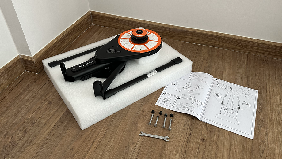Assemblage du home trainer Van Rysel D100 avec Zwift Cog & Click