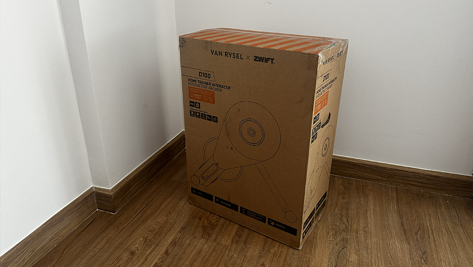 Carton du home trainer Van Rysel D100