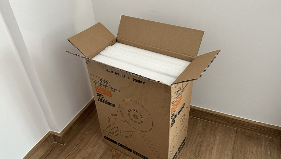 Emballage du home trainer Van Rysel D100 avec "Zwift Cog & Click"