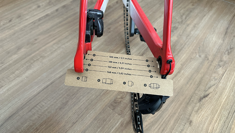 Mesure de l'entraxe avec la réglette fournie avec le Van Rysel D100