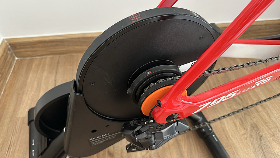 Installation du vélo sur le home trainer Van Rysel D100 avec Zwift Cog