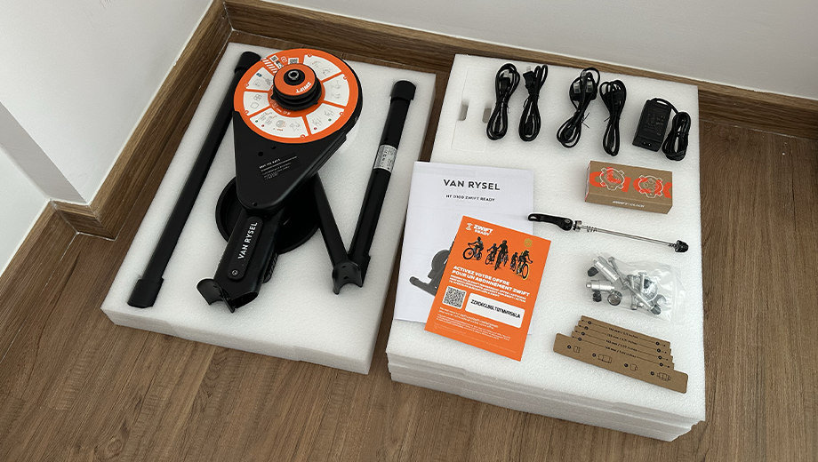 Unboxing des éléments inclus avec le home trainer Van Rysel D100 avec "Zwift Cog & Click"