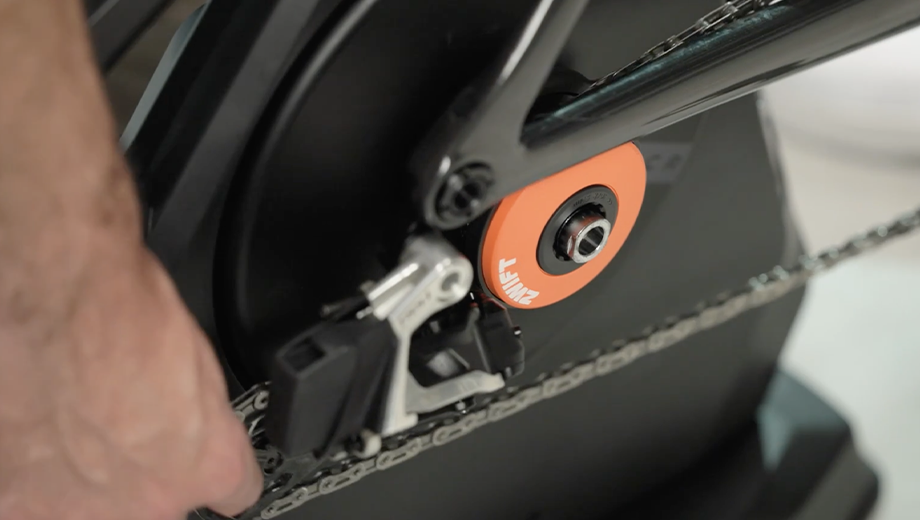 Installation du vélo sur le Zwift Cog sur le home trainer Van Rysel RCR