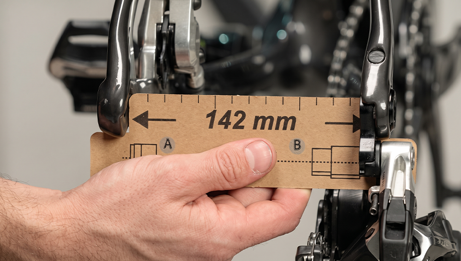 Mesure de l'entraxe avec les réglettes fournies par Decathlon
